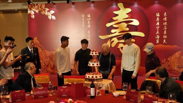 开云官方直播-足坛元老年维泗93岁生日,徐根宝携武磊等弟子为他庆生